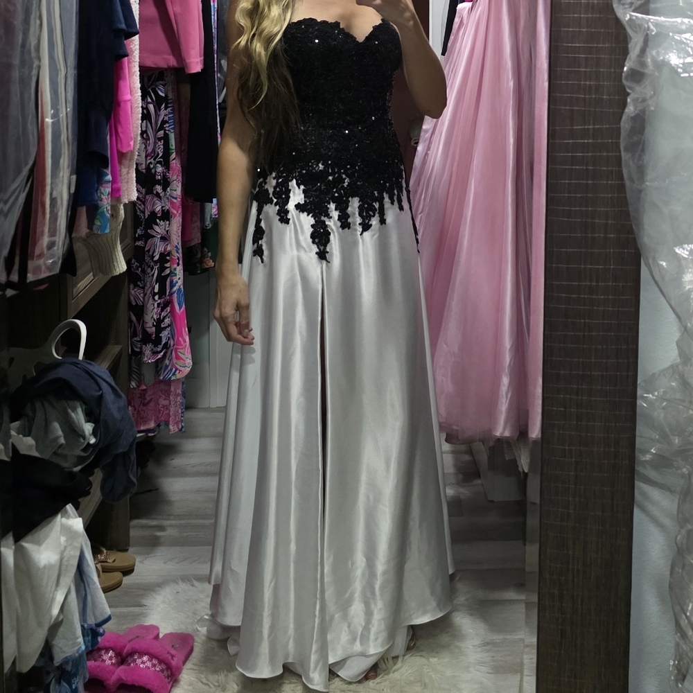 Elegant Black and White Evening Gown 6/8